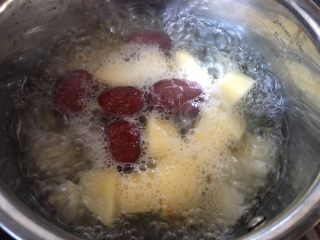 9、苹果雪梨汤,大火煮开