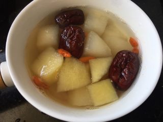 14、苹果雪梨汤,盛在碗中