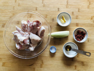 1、莲藕猪蹄汤,先把需要的食材提前准备好了。