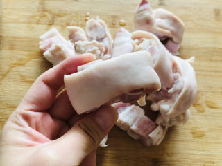 2、莲藕猪蹄汤,猪蹄洗净剁成小块，把上面的猪毛处理干净。