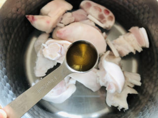 4、莲藕猪蹄汤,冷水下锅加5ml 料酒。