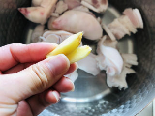 5、莲藕猪蹄汤,放入2片姜片。