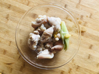 8、莲藕猪蹄汤,捞出控干水分。