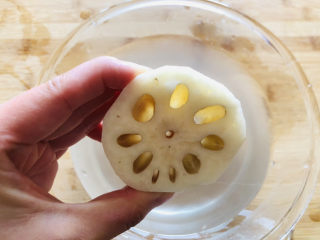 11、莲藕猪蹄汤,棉签擦完后再用清水冲洗干净。