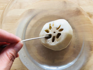 10、莲藕猪蹄汤,莲藕去皮洗净，如果藕孔里有淤泥的话可以先用棉签轻轻擦掉里面的淤泥。