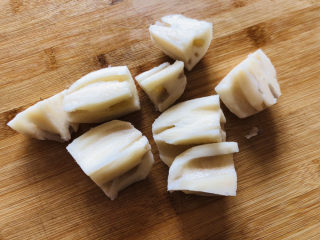 12、莲藕猪蹄汤,切成小块备用。