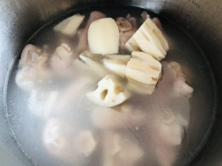 13、莲藕猪蹄汤,猪蹄压熟后放入莲藕、枸杞继续小火慢炖20分钟。