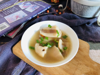 15、莲藕猪蹄汤,撒点小葱装饰。