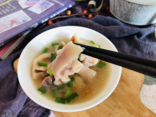 16、莲藕猪蹄汤,汤不错猪蹄也软烂脱骨。