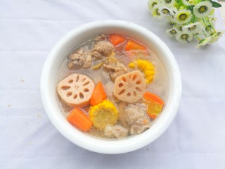 11、莲藕胡萝卜玉米排骨汤 美味营养又健康,炖出来的汤原汁原味，有一股清甜的味道，一大锅一会儿功夫两人吃得只剩下锅底了。