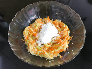 5、萝卜丝饼,然后加入适量的面粉和淀粉。