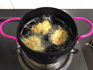 7、萝卜丝饼,锅中倒入适量油，油温6成热时用勺子舀起一勺萝卜丝，放入锅中。