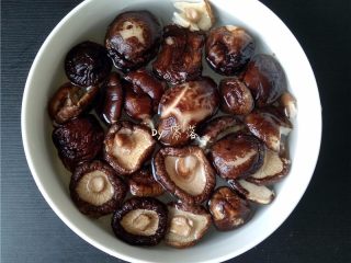 1、香菇烧肉便当,香菇洗净,再用清水浸泡至香菇变软;