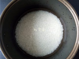 2、香菇烧肉便当,大米淘洗干净,放入电饭煲内胆,倒入适量清水;具体水量需按平时个人喜好的口感调整;