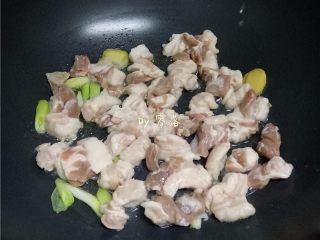 7、香菇烧肉便当,放入五花肉炒至变色;