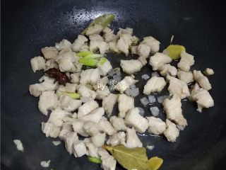 8、香菇烧肉便当,放入冰糖,香叶,八角翻炒;