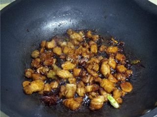 9、香菇烧肉便当,冰糖炒至融化,淋入适量生抽,红烧酱油翻炒均匀;