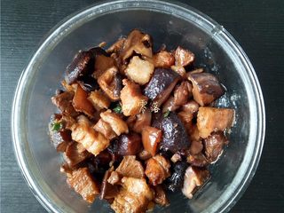 12、香菇烧肉便当,将香菇烧肉倒入饭盒;