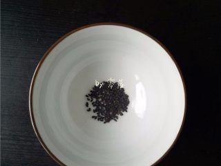 13、香菇烧肉便当,碗底放入适量黑芝麻;黑芝麻可提前炒香;