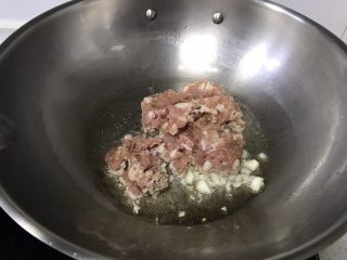 4、蒜泥肉末茄子,放入肉泥