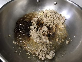 6、蒜泥肉末茄子,加入生抽、醋和老抽翻炒均匀