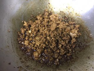 8、蒜泥肉末茄子,收汁盛出