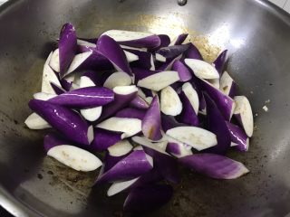 10、蒜泥肉末茄子,放入沥干水份的茄子