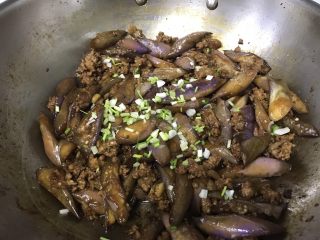 15、蒜泥肉末茄子,撒葱花