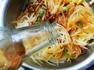 8、超爽口的凉拌土豆丝,加3大勺香油,放三匙醋,两勺生抽,一匙白糖。