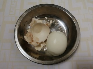 3、糖水鸡蛋,捞出来冷水冲一下，剥去蛋壳