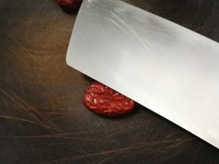 4、糖水鸡蛋,红枣洗净用刀拍俩下