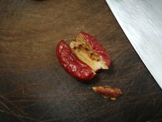 5、糖水鸡蛋,看！拍过的红枣核非常容易取出来