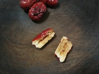 6、糖水鸡蛋,再对半切开