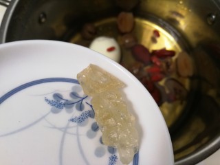 16、糖水鸡蛋,冰糖放入锅中