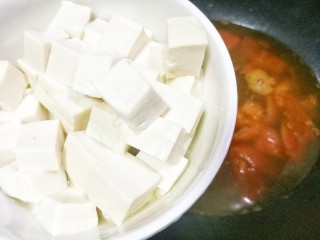 5、紫菜番茄豆腐汤,加入一碗清水煮沸，加入豆腐。