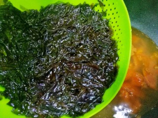 6、紫菜番茄豆腐汤,放入紫菜。