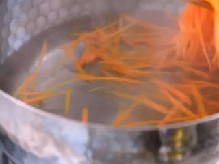 3、凉拌三丝——脆爽可口，很开胃，做法简单！,将胡萝卜丝，焯水备用