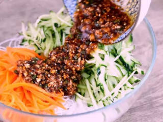 5、凉拌三丝——脆爽可口，很开胃，做法简单！,再加入盐、糖，搅拌均匀