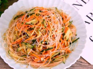 6、凉拌三丝——脆爽可口，很开胃，做法简单！,最后将味汁倒入碗中，拌匀即可