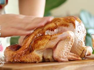 4、电饭煲烧鸡12m+,在鸡的肚子里灌调料汁，使内外入味均匀~