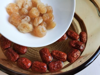 6、糖水鸡蛋,锅里加入适量的水，放入红枣和桂圆。