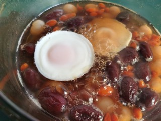 14、糖水鸡蛋,这么一个完美的荷包蛋造型是不是比圆滚滚的鸡蛋更能勾起你的食欲呢？若嫌麻烦呢，还用煮鸡蛋就好。