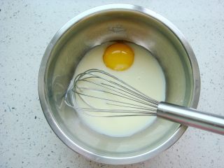 1、琵琶烧果子,炼乳和蛋黄倒入盆里。