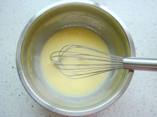 2、琵琶烧果子,蛋黄和炼乳充分混合，搅拌均匀。