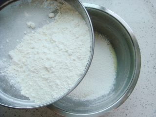 3、琵琶烧果子,泡打粉倒入面粉里混合，筛入刚刚搅拌好的糊糊中。