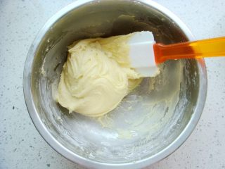 4、琵琶烧果子,和成面团，面团会有点粘，稍后放入冰箱问题就解决了。