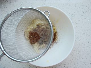 5、琵琶烧果子,分出一半的面团，筛入可可粉，和均匀后，盖上保鲜膜入冰箱冷藏半小时。