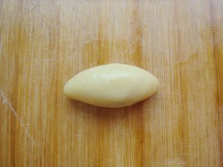 8、琵琶烧果子,捏紧封口，包成椭圆形。