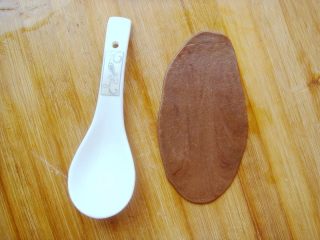 9、琵琶烧果子,准备一个水滴状的小勺子，勺子里抹上油防沾，可可面团取10克左右的小剂子擀薄片。（可多备一个勺子替换着用）