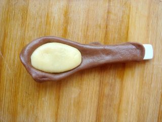 10、琵琶烧果子,把面片放到勺子上，放入原色面团。